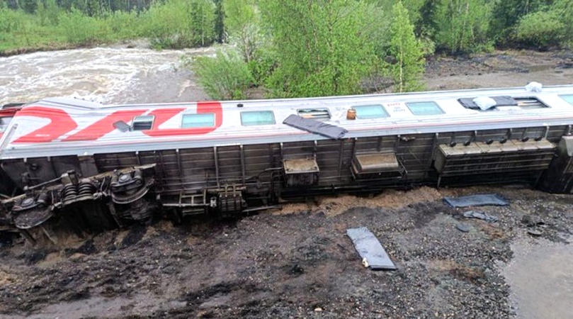 В России сошли с рельсов 9 вагонов пассажирского поезда. Люди вылетали из разбитых окон. ВИДЕО