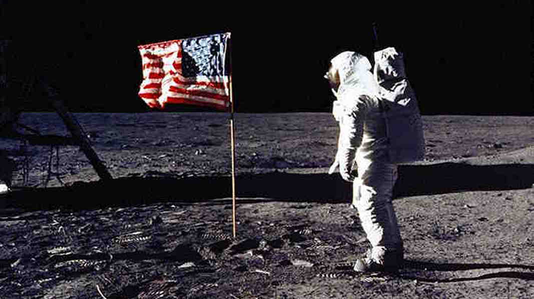 В Роскосмосе официально ответили на вопрос о том, были ли американцы на Луне